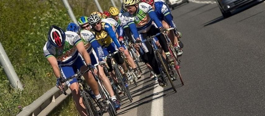 grupo-ciclistas-carretera